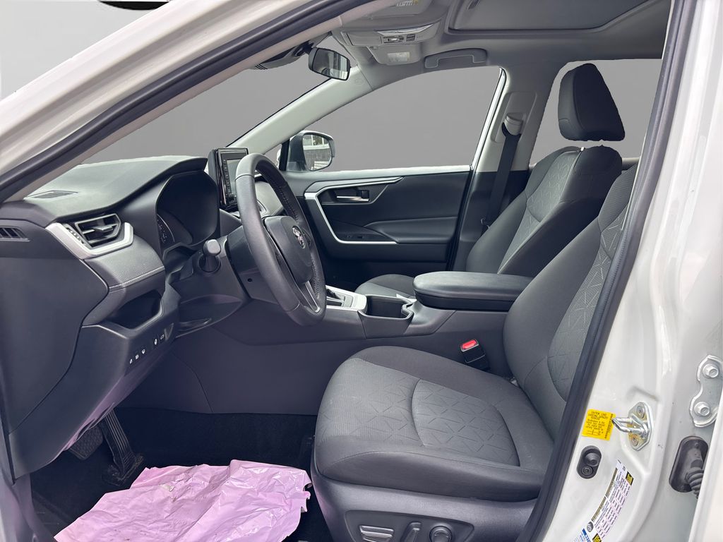 2022 Toyota RAV4 XLE photo 7