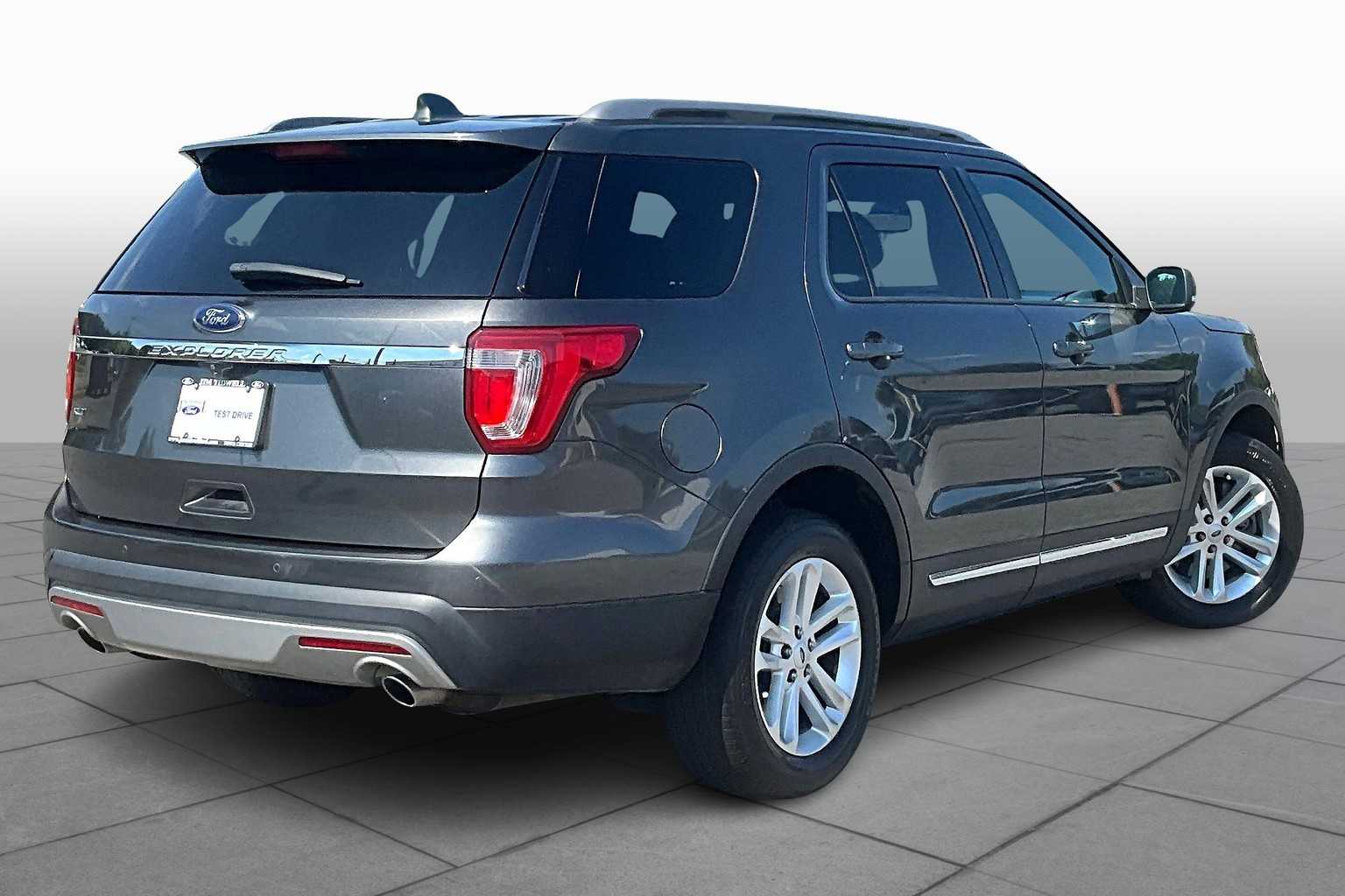 2017 Ford Explorer XLT photo 12