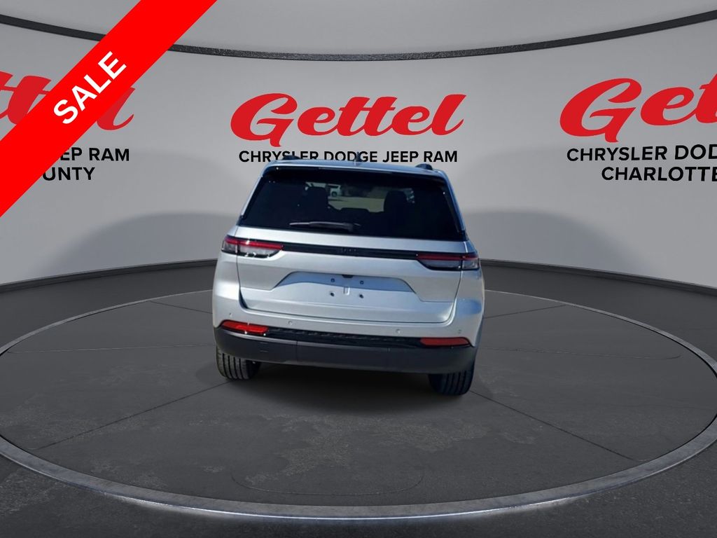 2025 Jeep Grand Cherokee Laredo Altitude photo 7