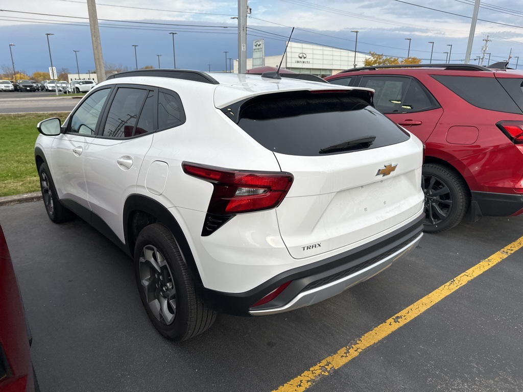 2025 Chevrolet Trax LT photo 3