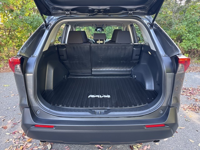 2022 Toyota RAV4 Hybrid LE photo 8