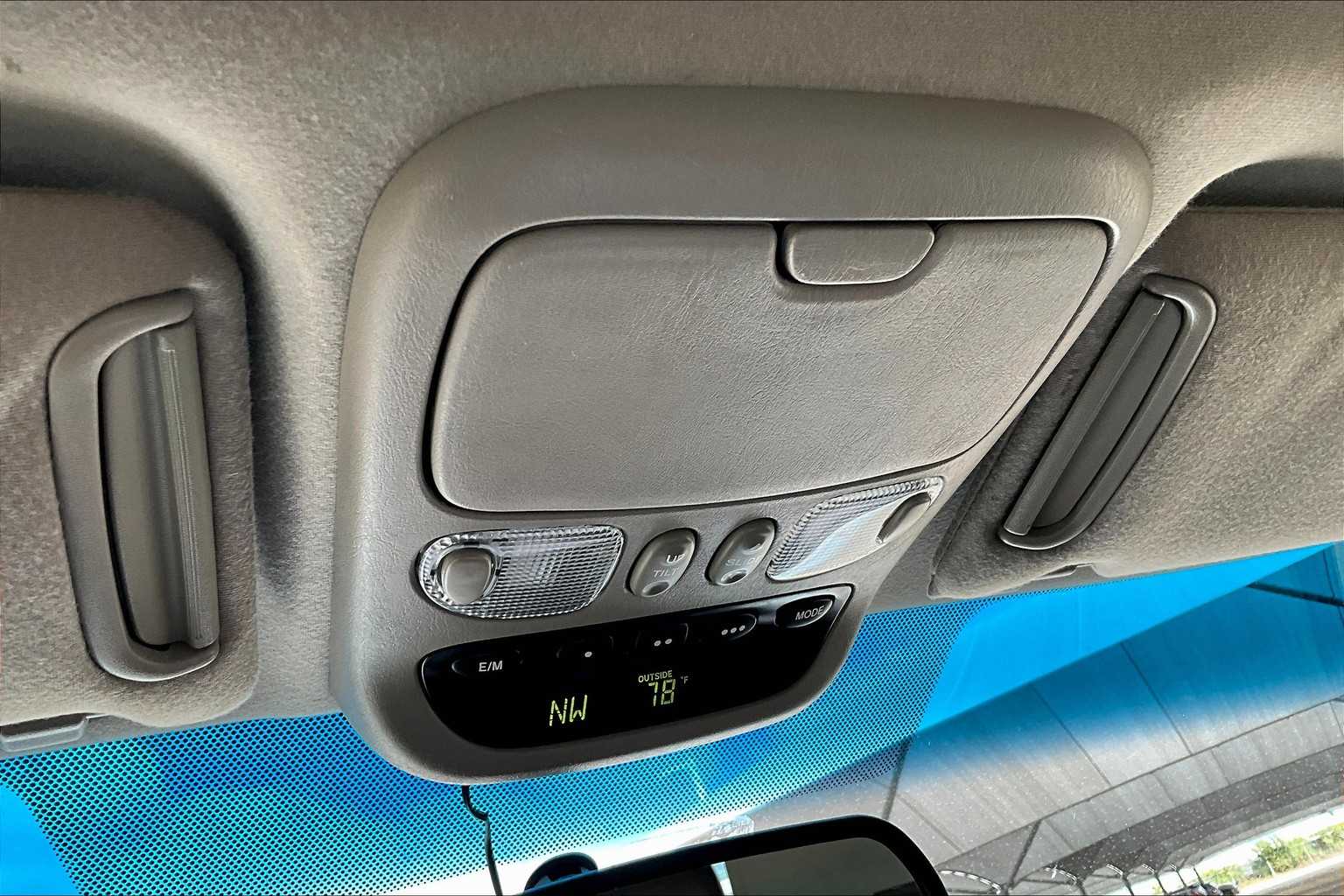2005 Toyota Sequoia SR5 photo 26