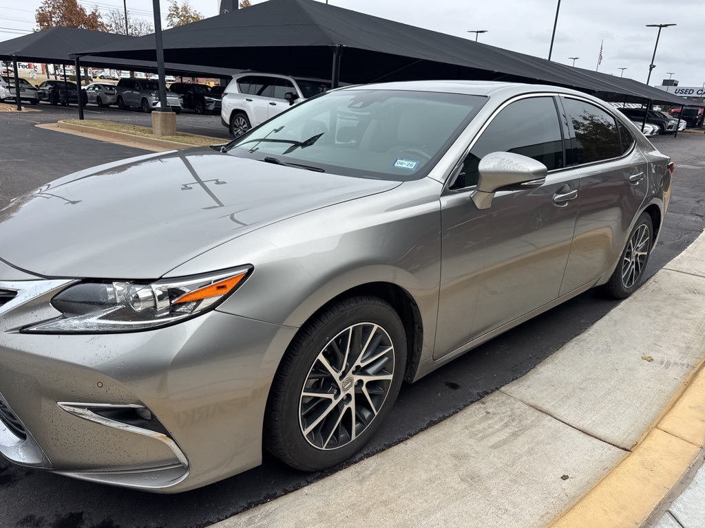 2016 Lexus ES 350's photo
