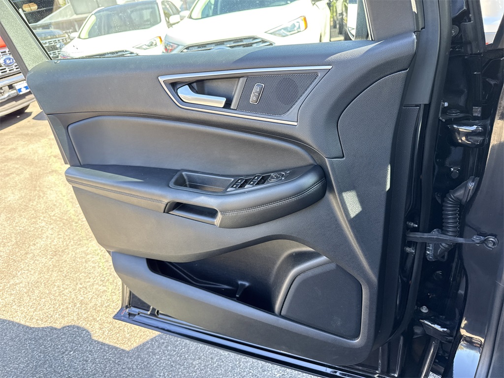 2022 Ford Edge SEL photo 24