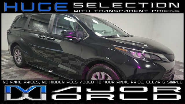 2024 Toyota Sienna XLE's photo