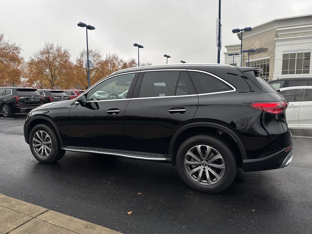 2025 Mercedes Benz GLC 300 4MATIC photo 2