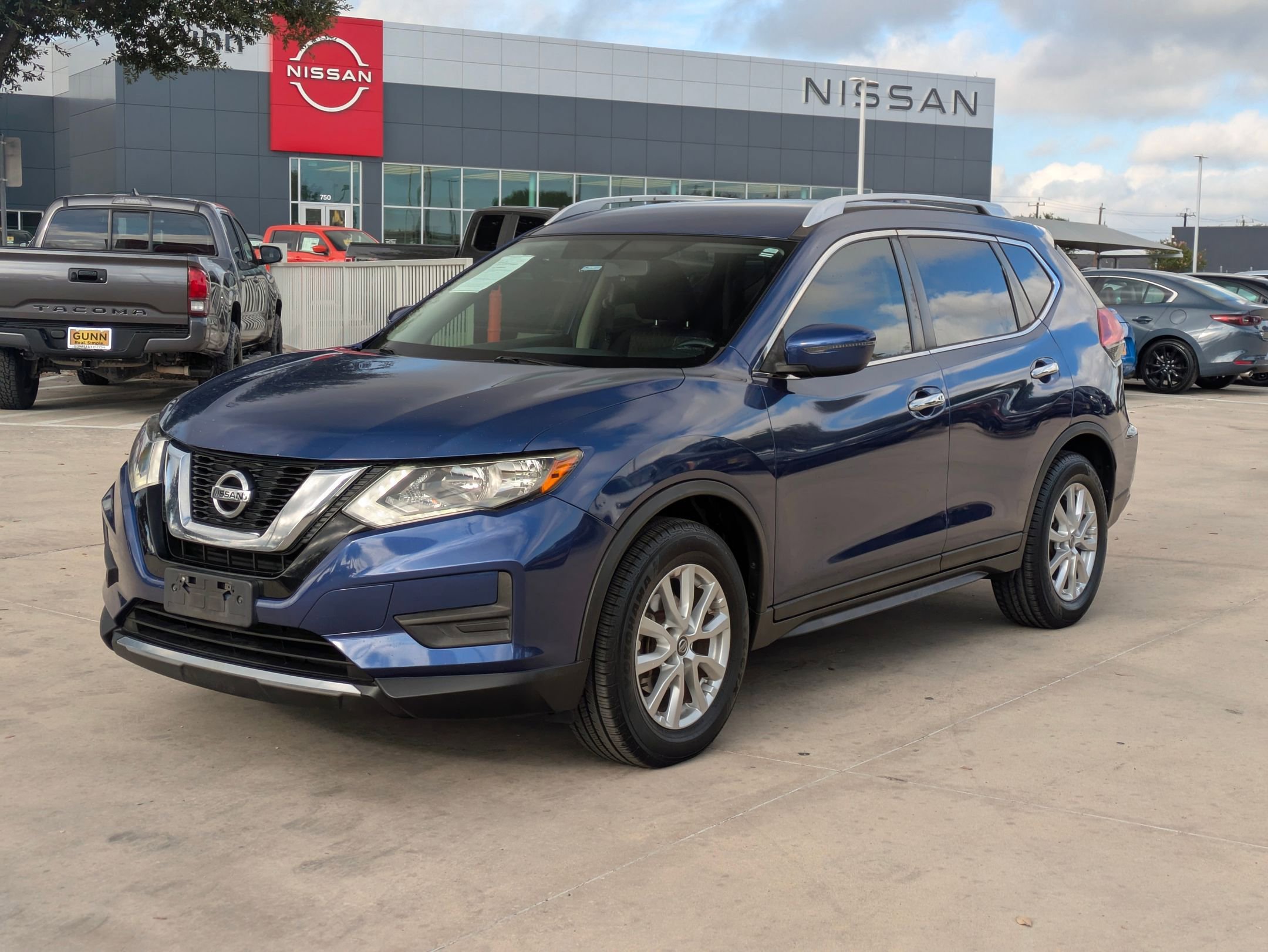 2017 Nissan Rogue SV photo 3