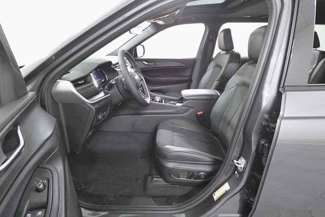 2025 Jeep Grand Cherokee Laredo Altitude photo 11