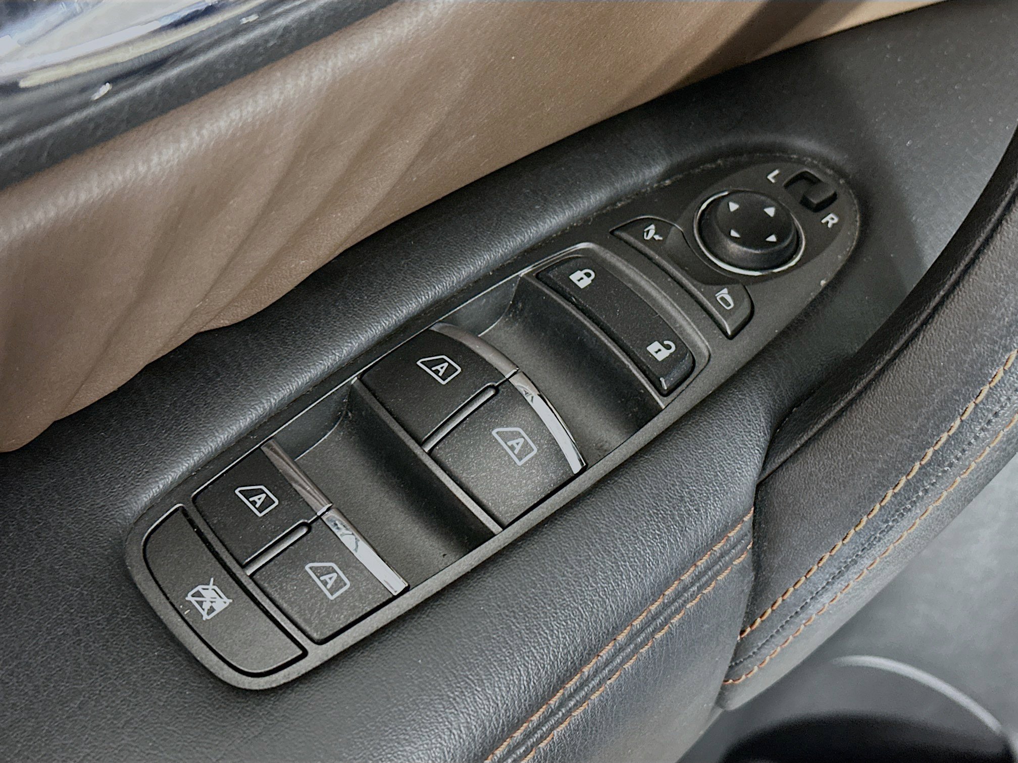 2019 Nissan Armada Platinum photo 19