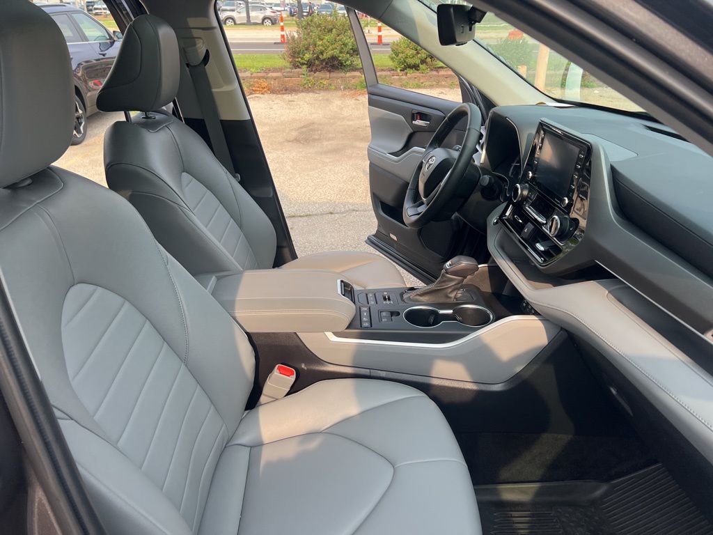 2022 Toyota Highlander XLE photo 21