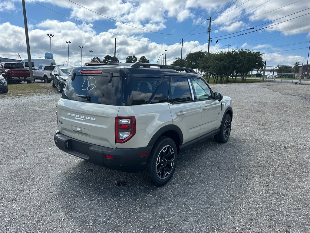 2025 Ford Bronco Sport Outer Banks photo 2