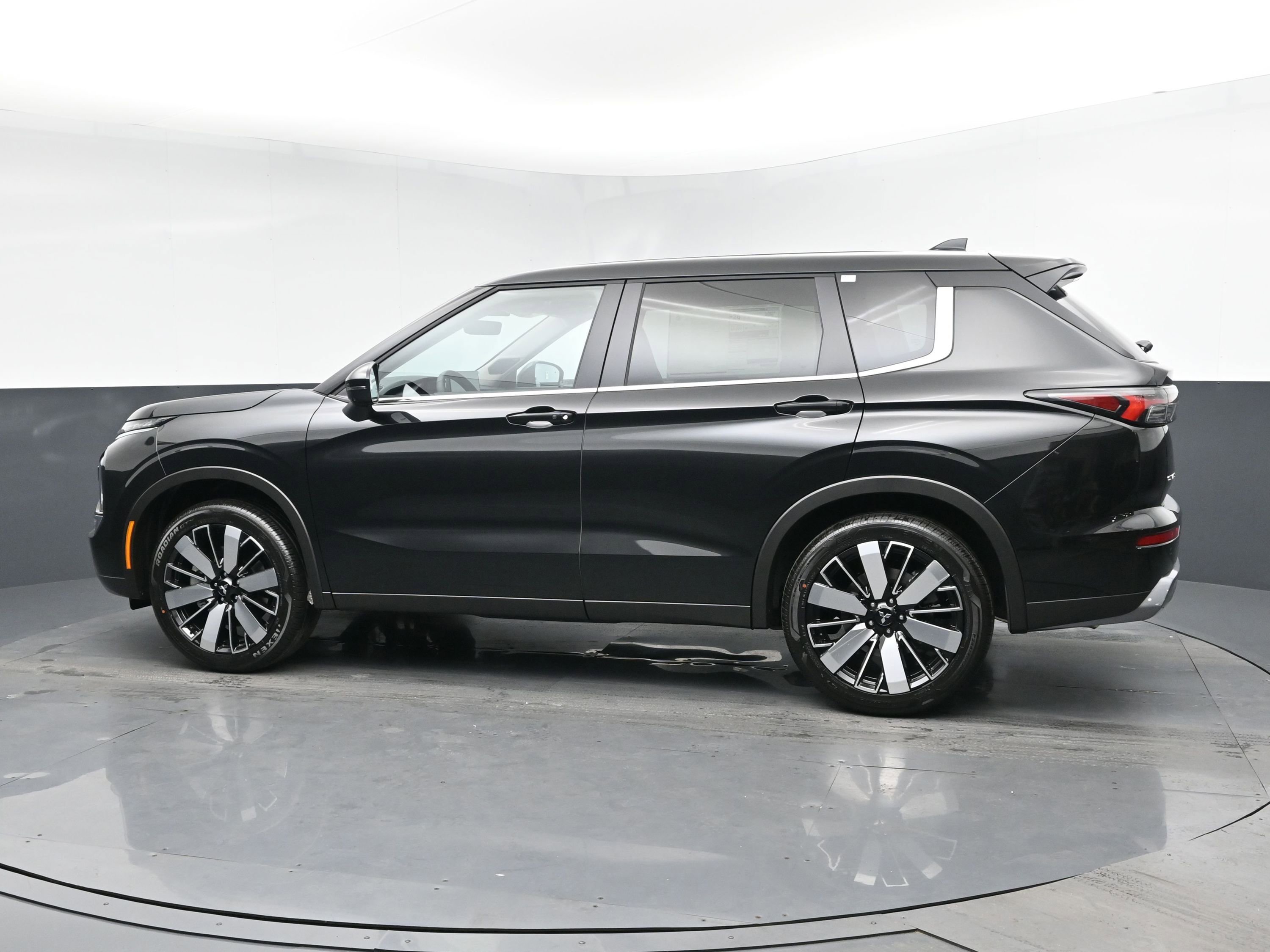 2025 Mitsubishi Outlander SE photo 4