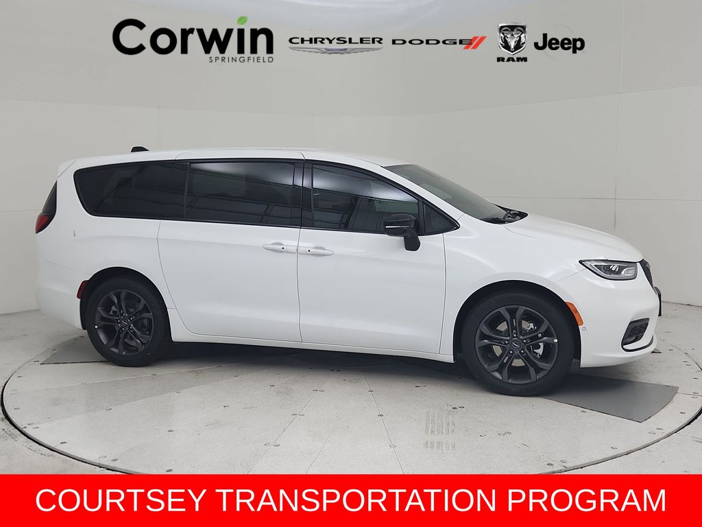 2026 Chrysler Pacifica Select's photo