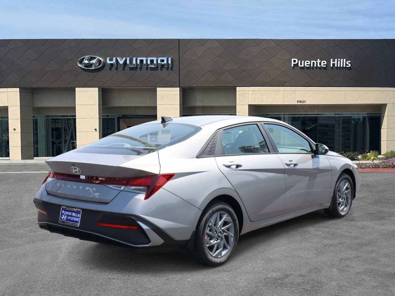 2025 Hyundai Elantra SEL Sport photo 2