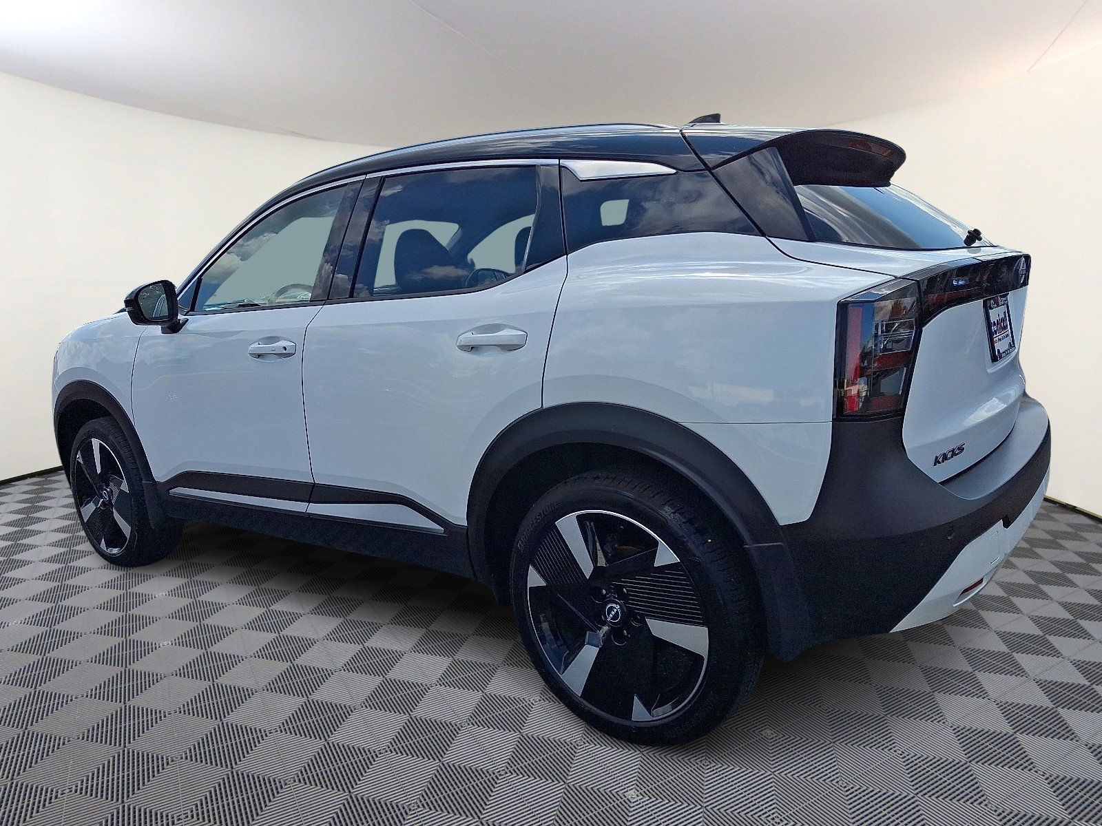 2025 Nissan Kicks SR photo 2