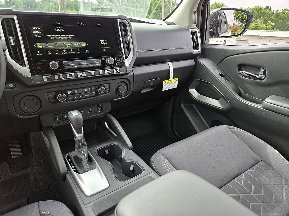 2025 Nissan Frontier Crew Cab SV photo 14