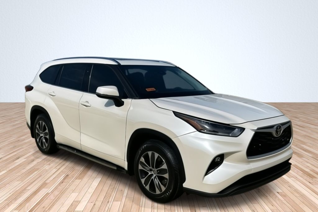 2021 Toyota Highlander XLE photo 3