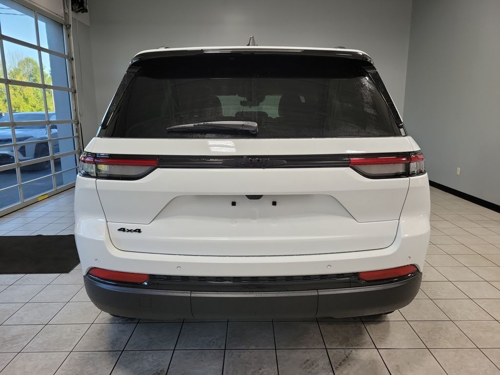 2025 Jeep Grand Cherokee Laredo Altitude photo 2