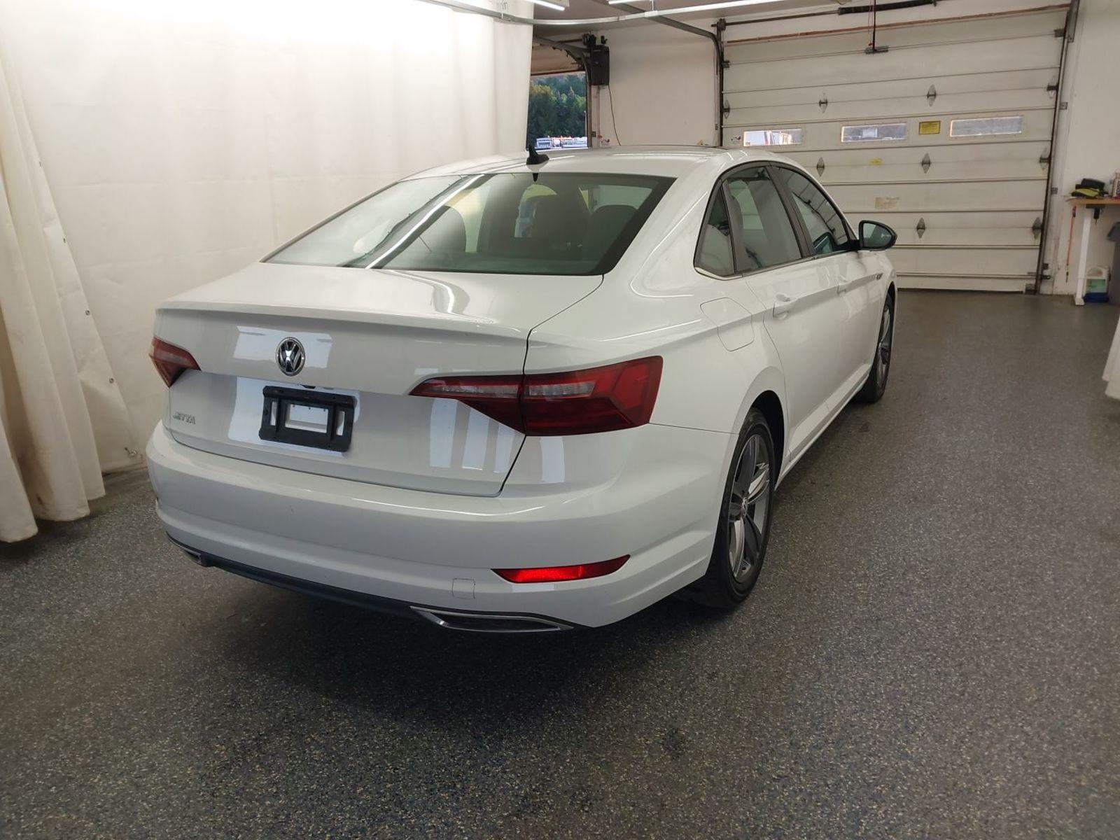 2021 Volkswagen Jetta R-Line photo 2