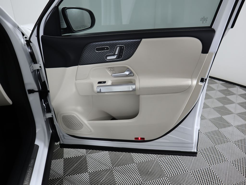 2025 Mercedes Benz GLB 250 photo 25