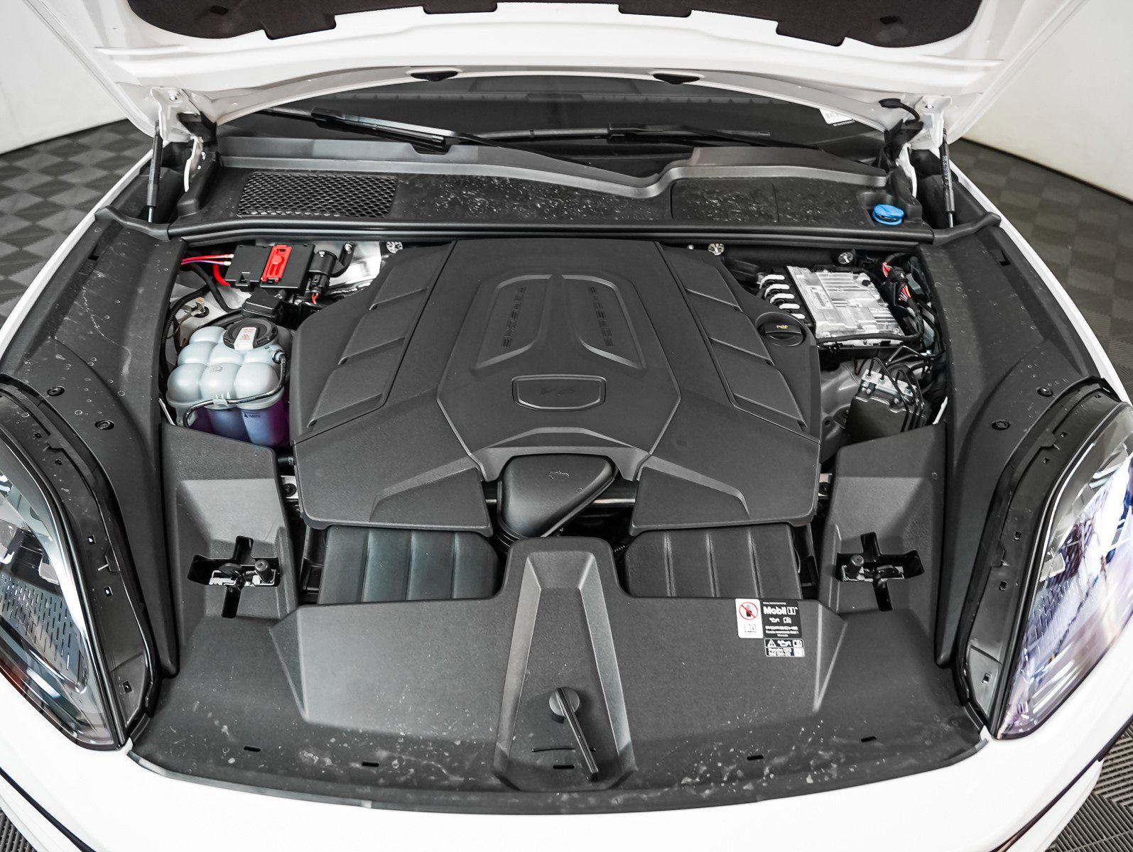 2025 Porsche Cayenne photo 13