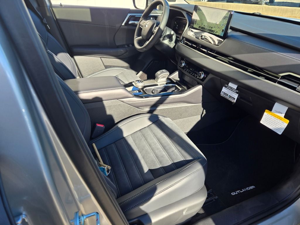 2025 Mitsubishi Outlander SE photo 4