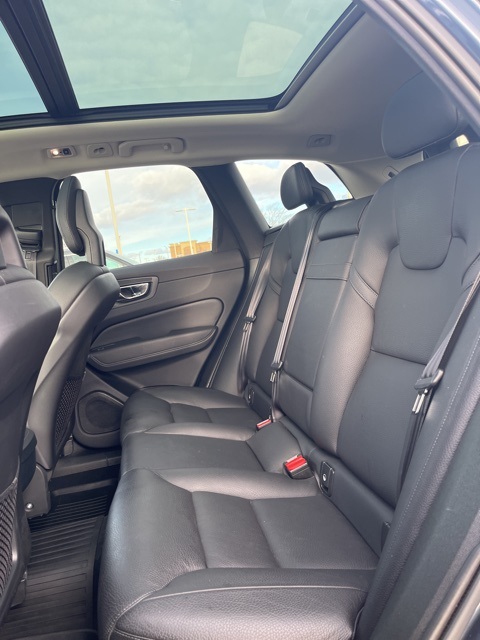 2018 Volvo XC60 Momentum's photo