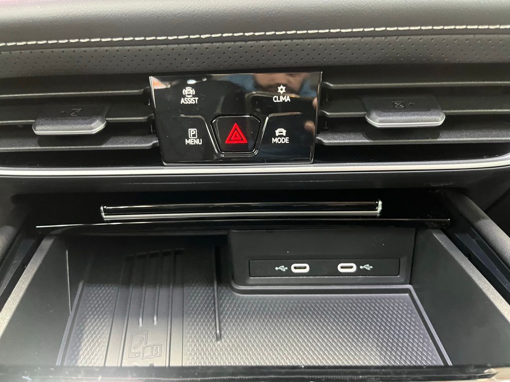 2025 Volkswagen Atlas SEL Premium R-Line photo 13