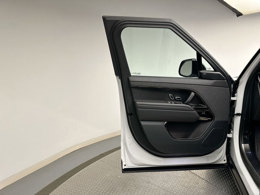 2023 Land Rover Range Rover Sport SE photo 9