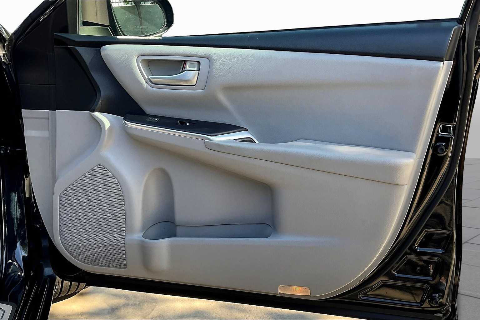 2017 Toyota Camry SE photo 22