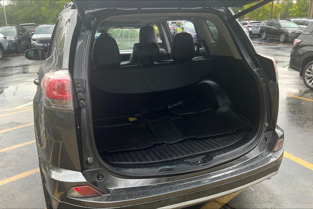 2017 Toyota RAV4 XLE photo 27