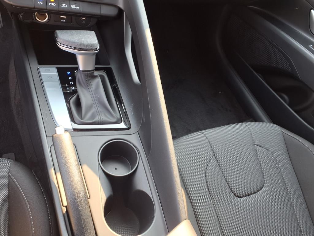 2025 Hyundai Elantra SE photo 8