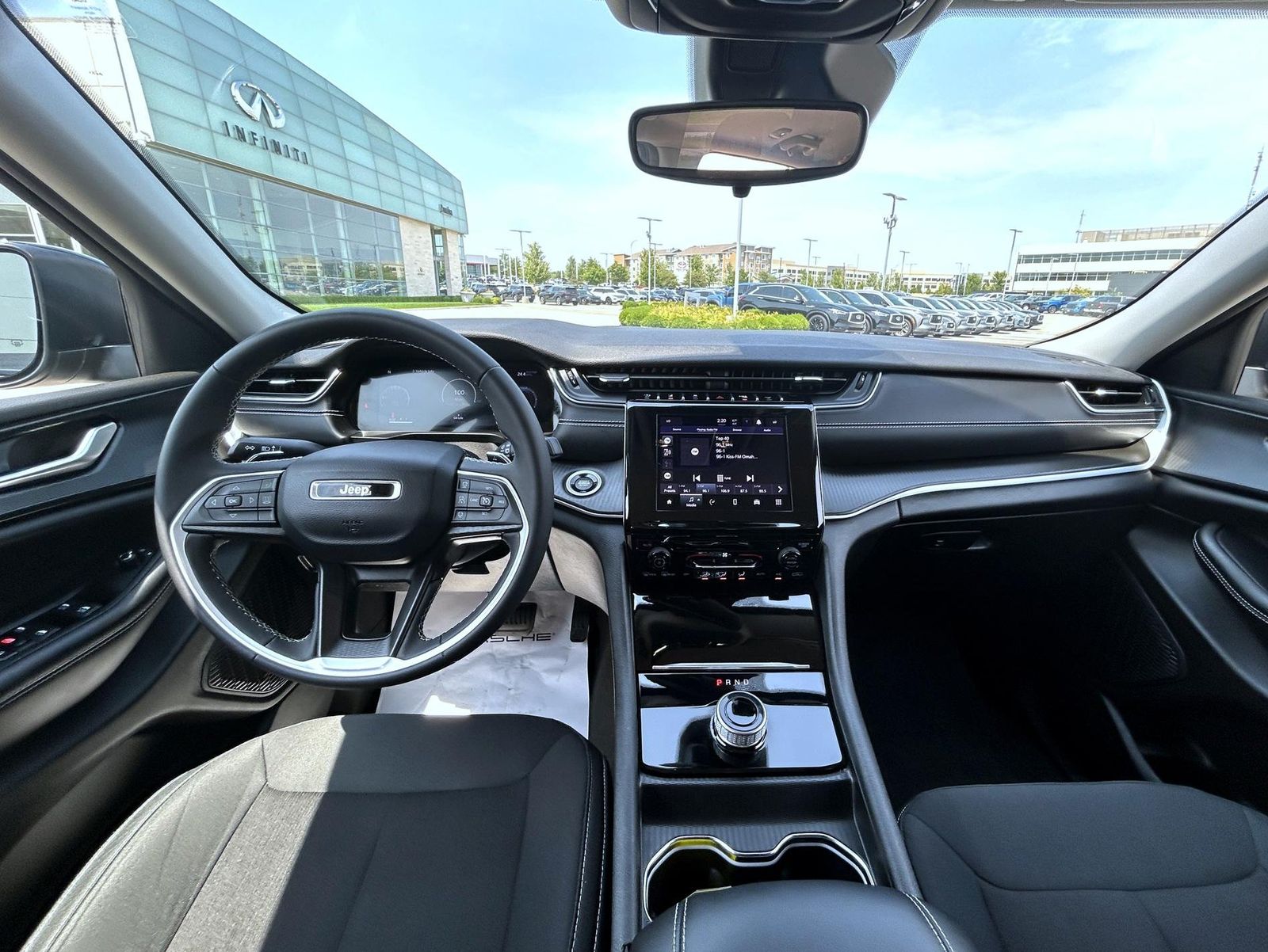 2023 Jeep Grand Cherokee Laredo photo 12