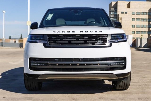 2025 Land Rover Range Rover SE photo 2