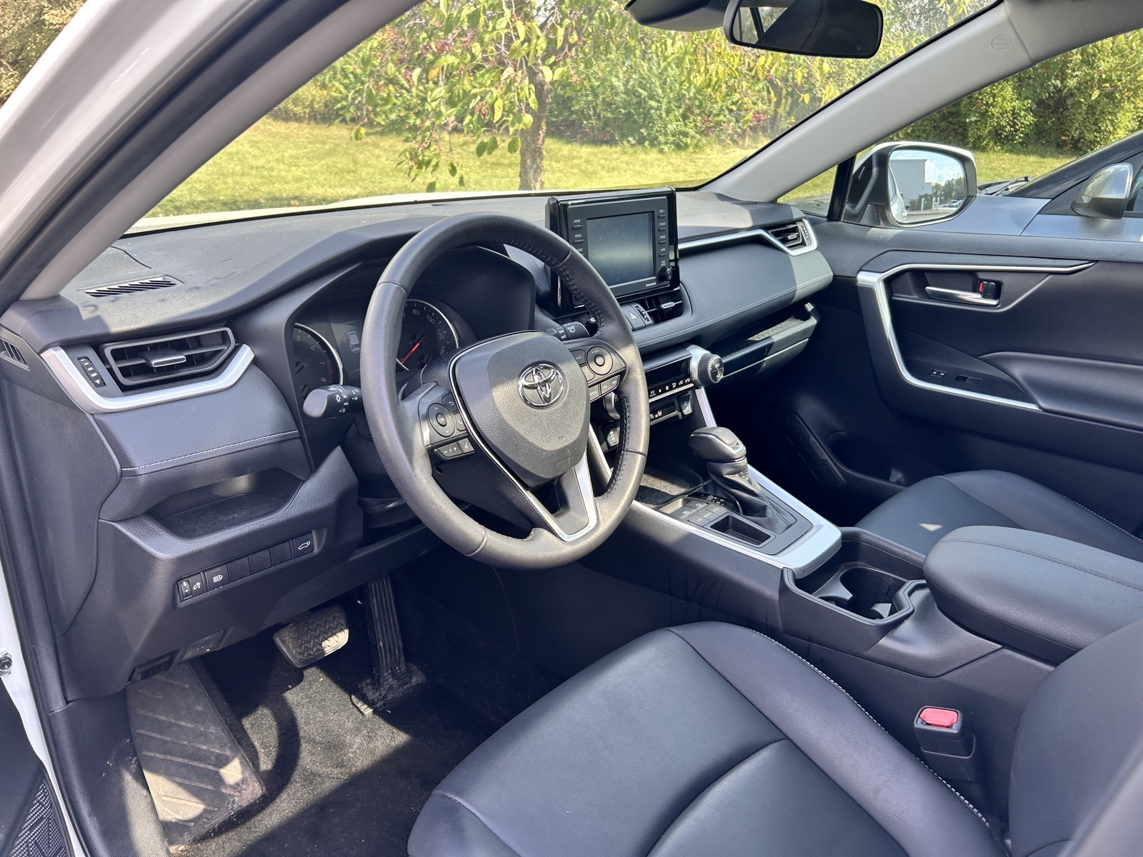 2021 Toyota RAV4 XLE Premium photo 3