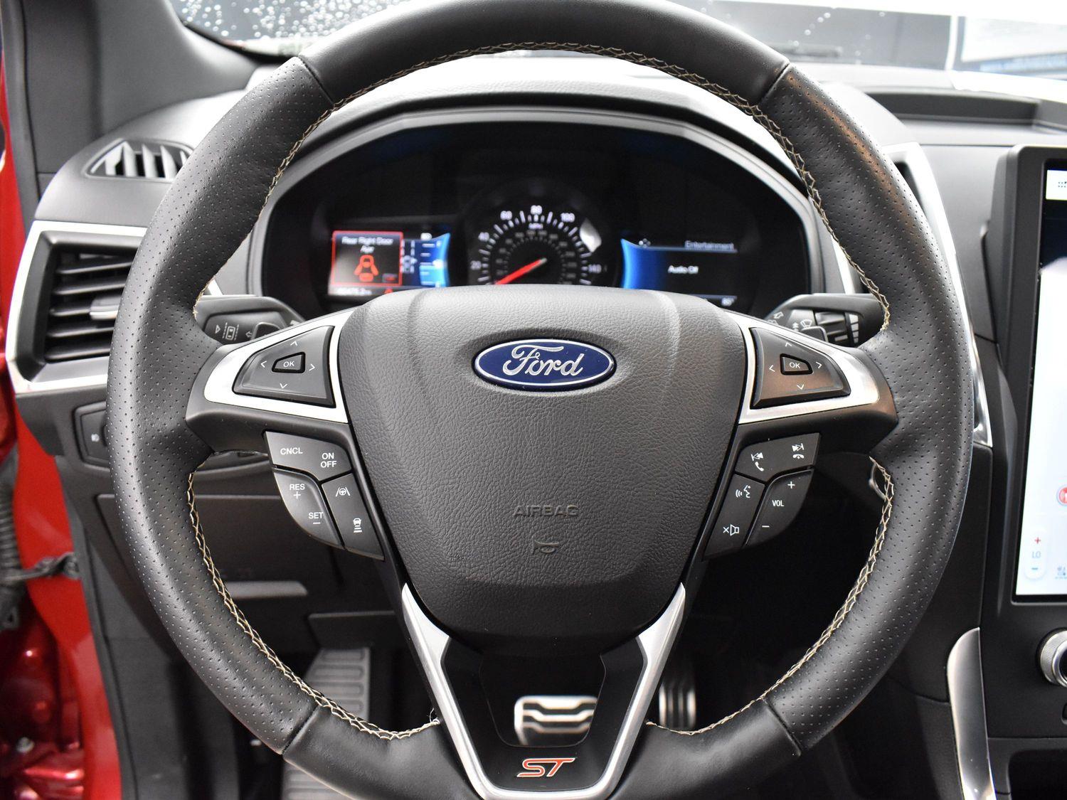 2022 Ford Edge ST photo 15