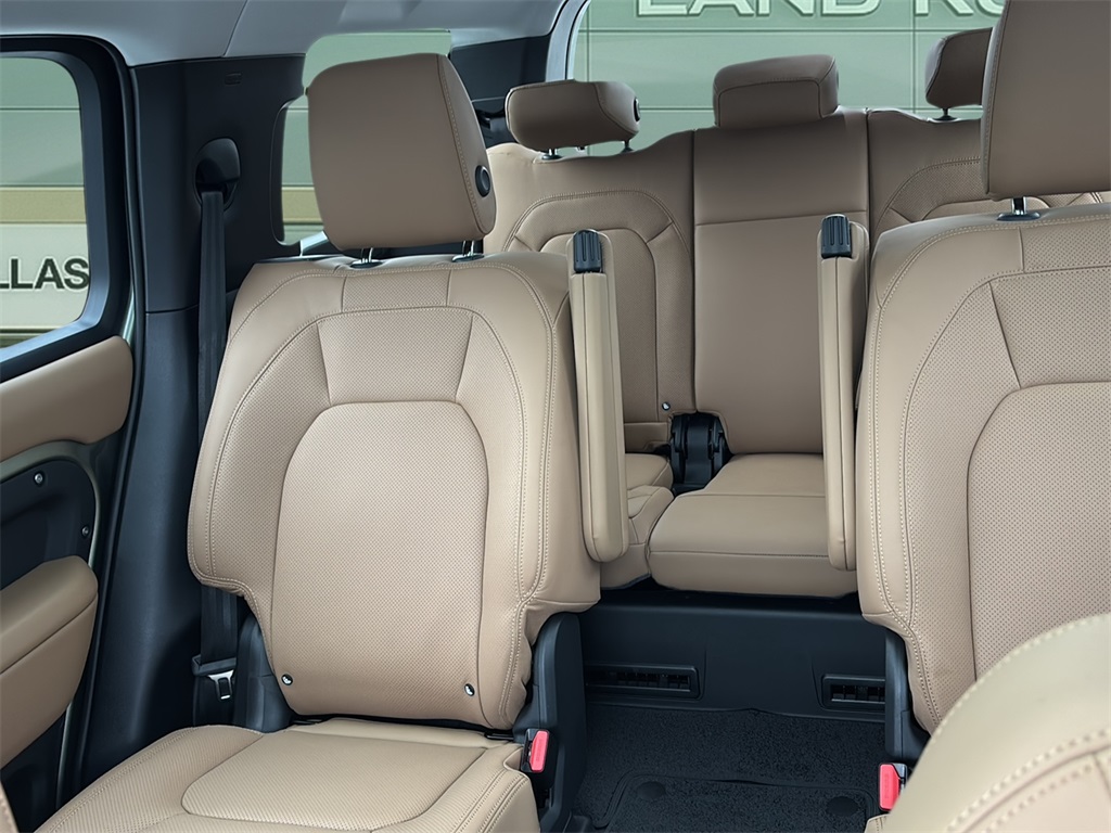 2025 Land Rover Defender 130 S photo 10
