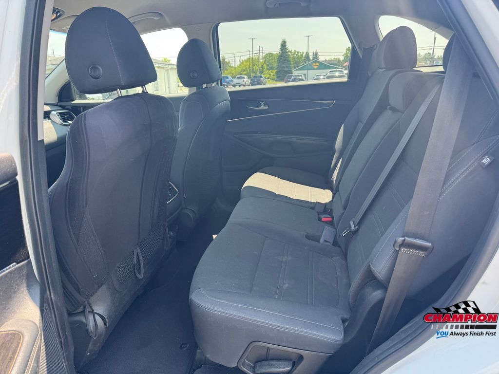 2019 Kia Sorento LX photo 21