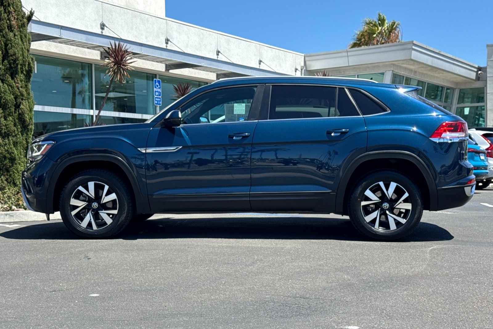 2022 Volkswagen Atlas Cross Sport SE photo 7