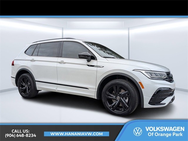 2024 Volkswagen Tiguan SE R-LINE BLACK's photo