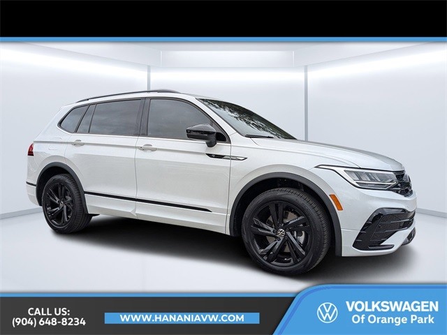 2024 Volkswagen Tiguan SE R-LINE BLACK's photo