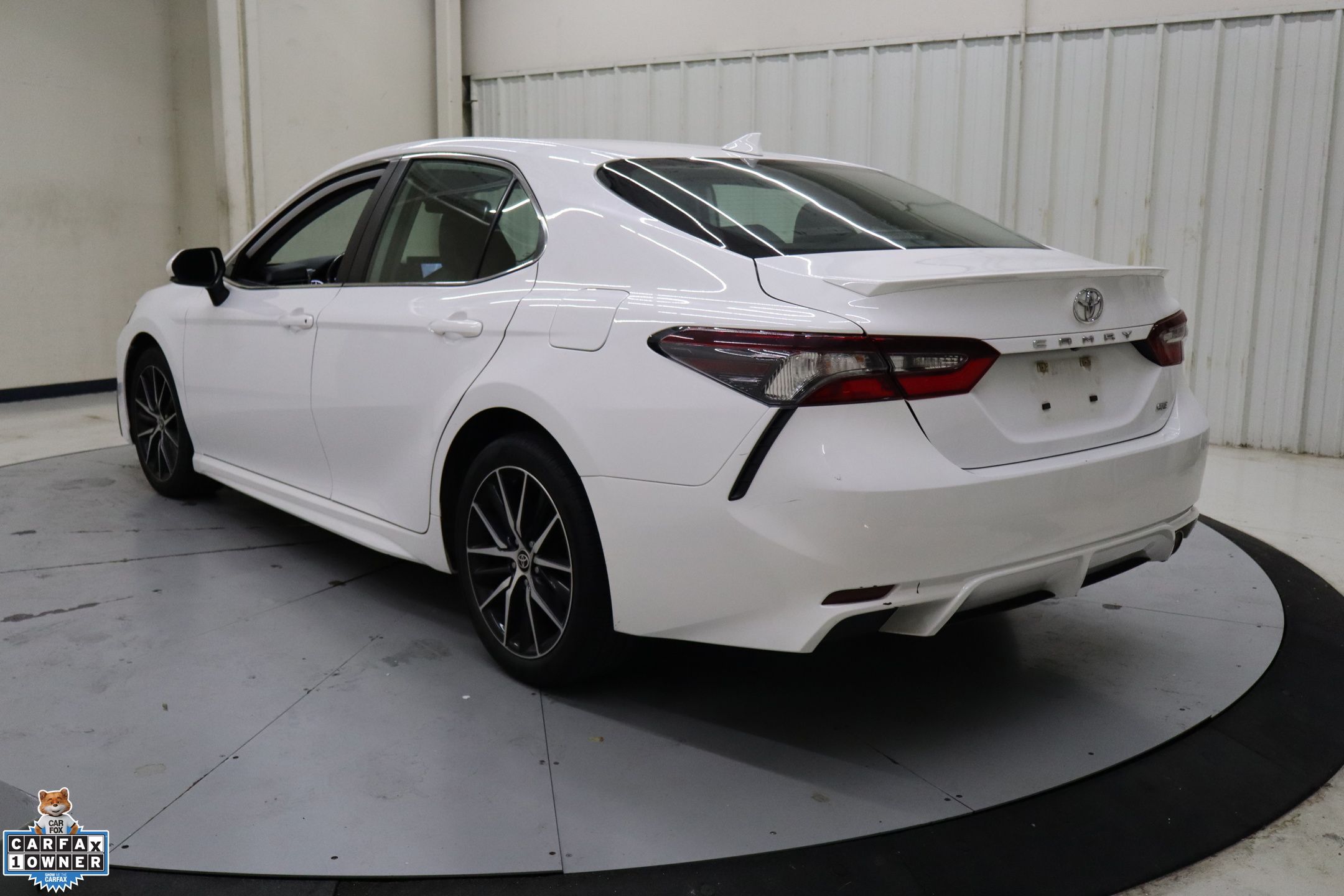 2023 Toyota Camry SE photo 3