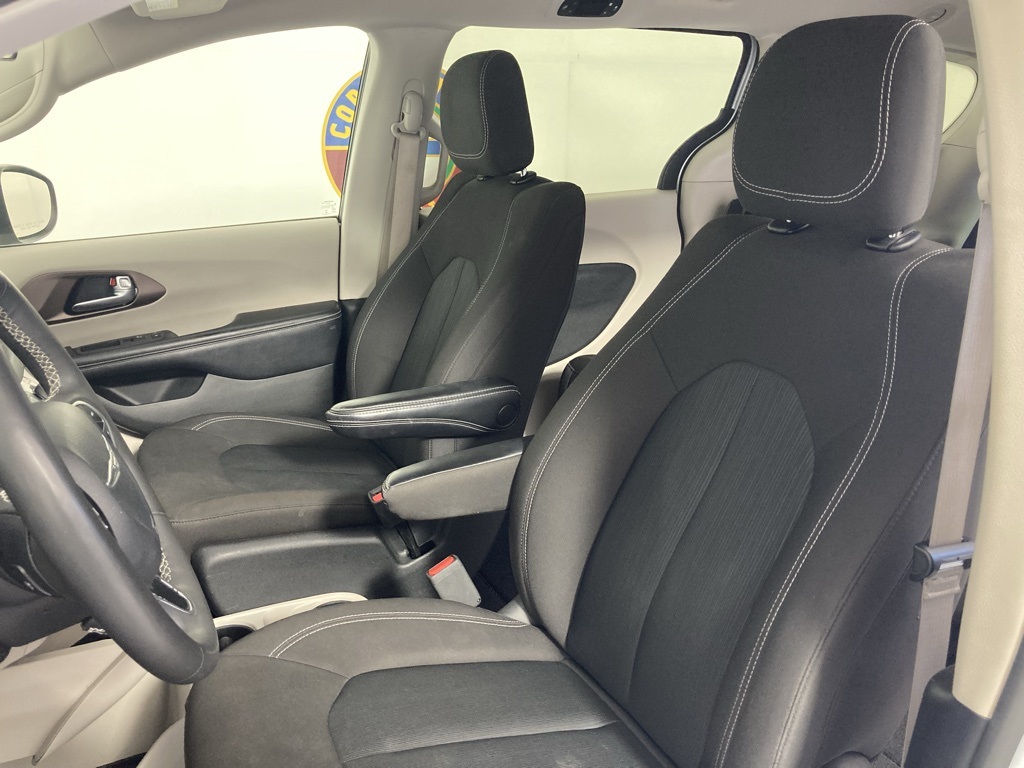 2022 Chrysler Voyager LX photo 9