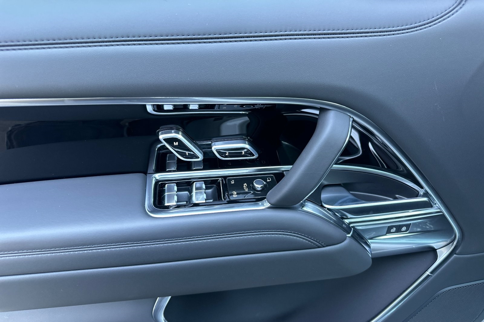 2025 Land Rover Range Rover SE photo 10