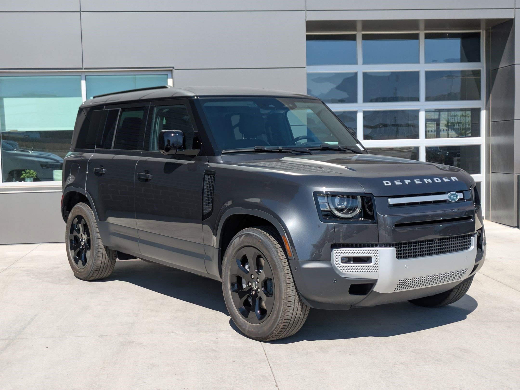 2025 Land Rover Defender 110 S photo 3