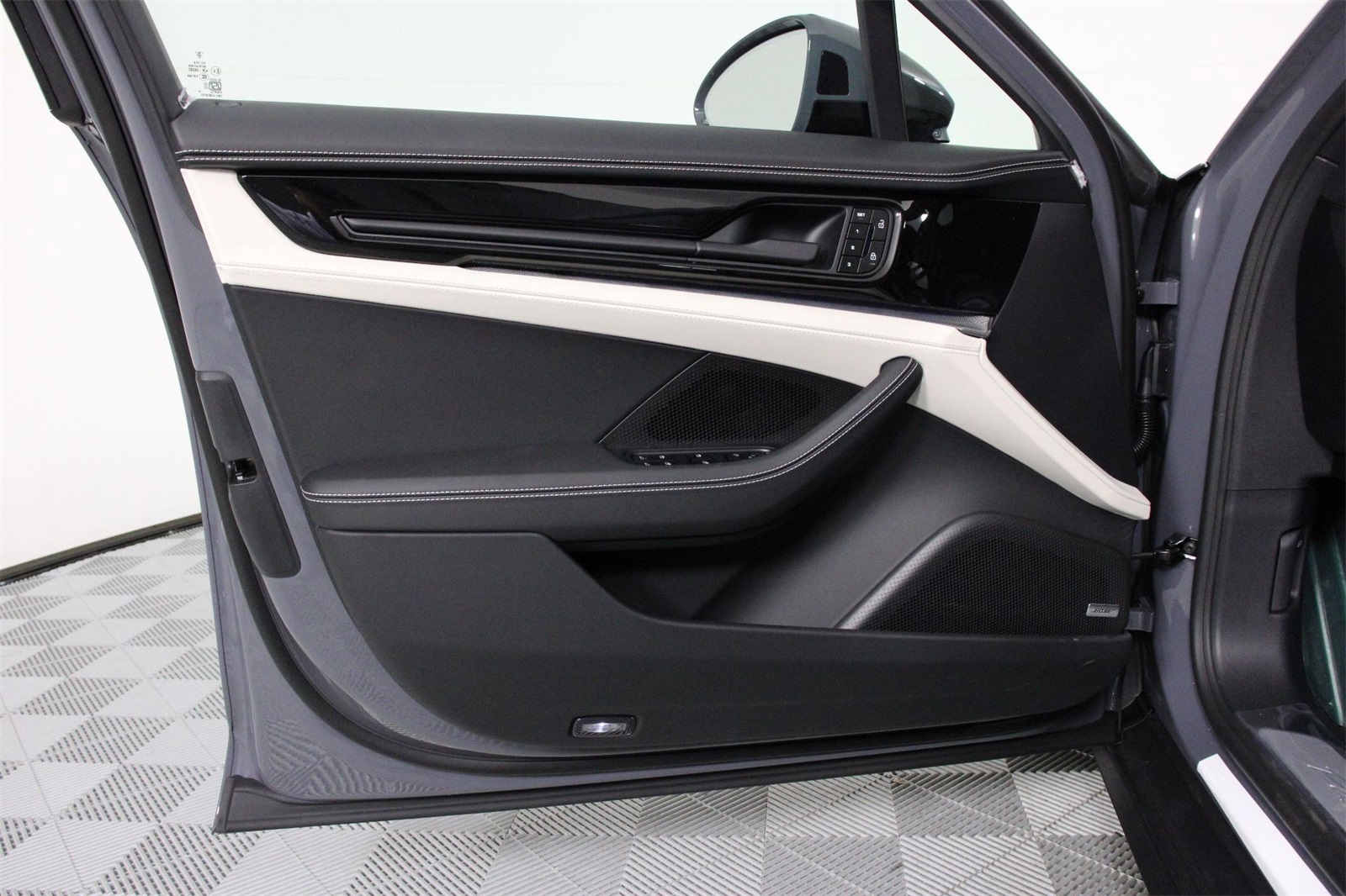 2025 Porsche Panamera 4 photo 18