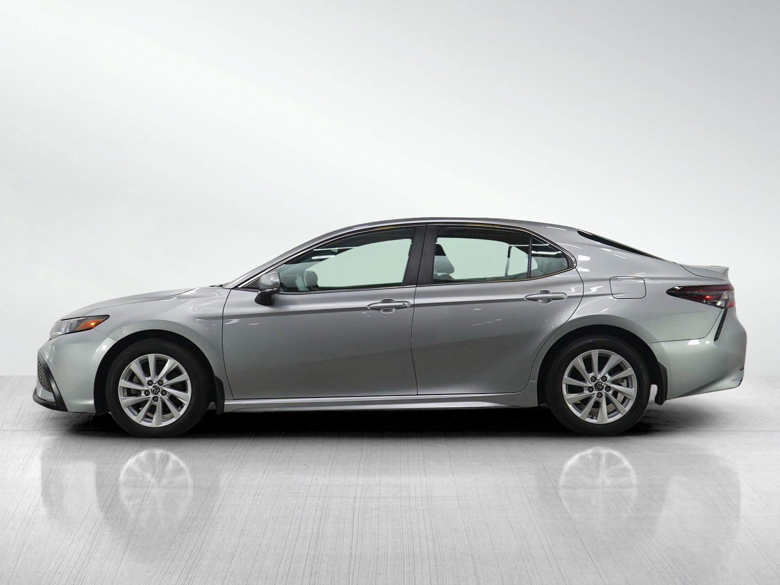 Used 2022 Toyota Camry SE with VIN 4T1G11AK4NU063518 for sale in Wayzata, Minnesota