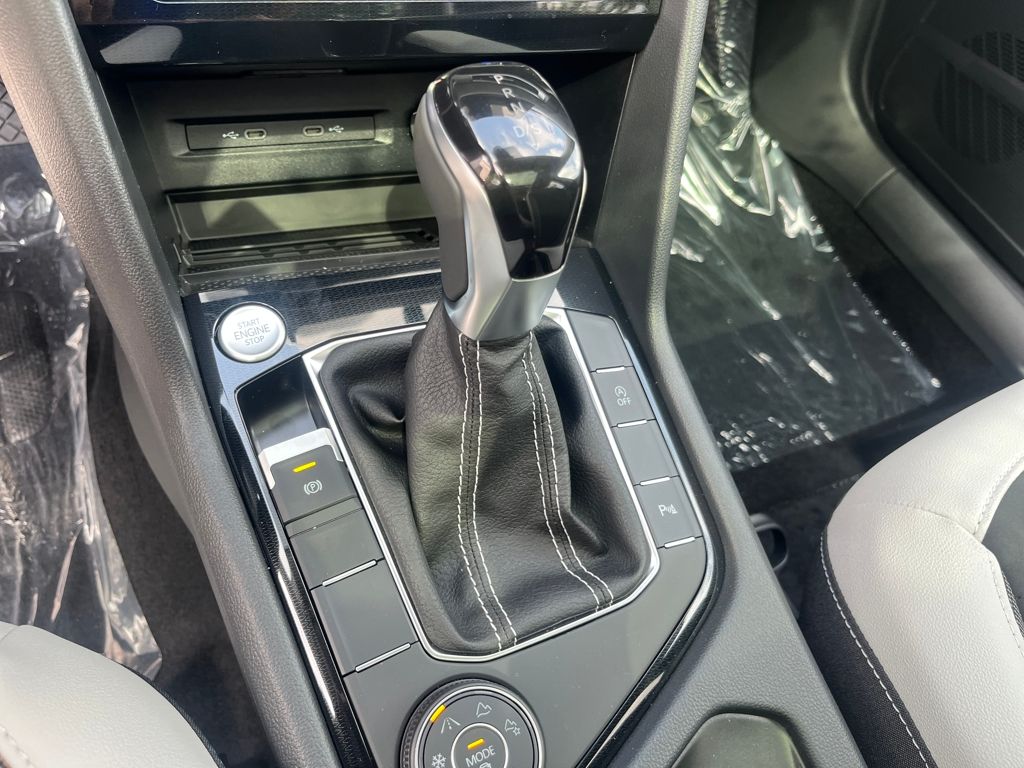 2025 Volkswagen Taos SE photo 16