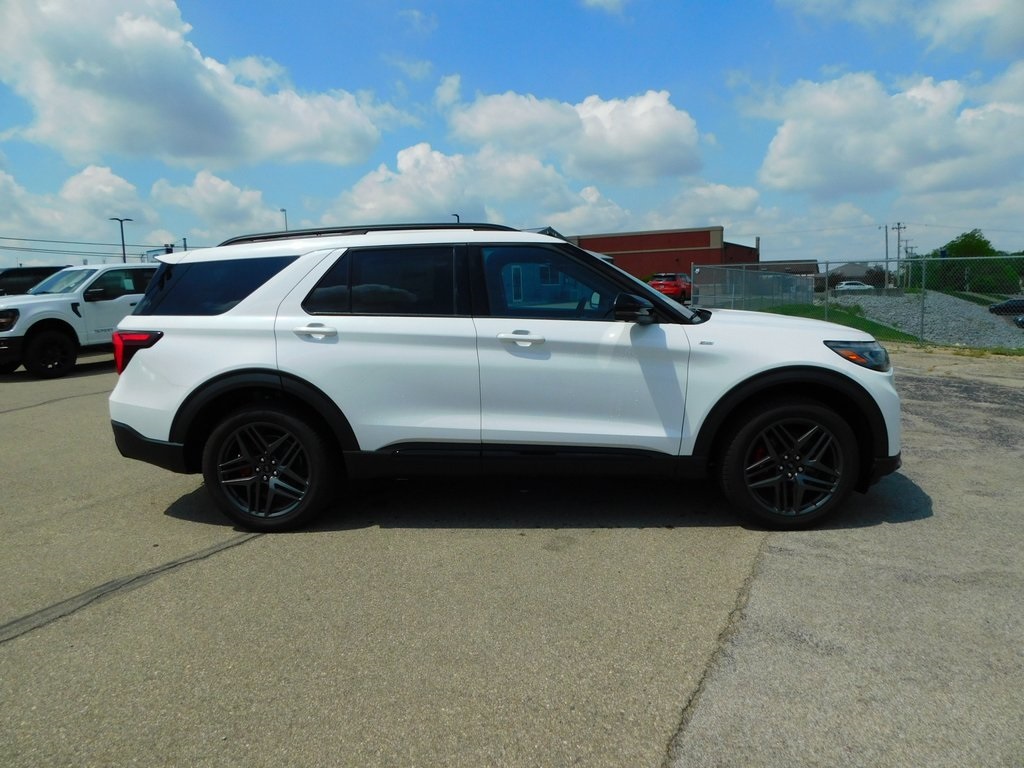 2025 Ford Explorer ST-Line photo 2