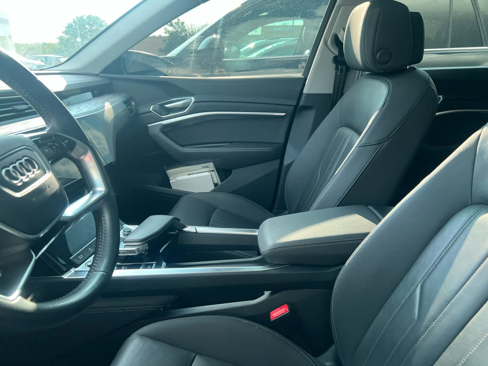 2021 Audi e-tron Premium photo 6
